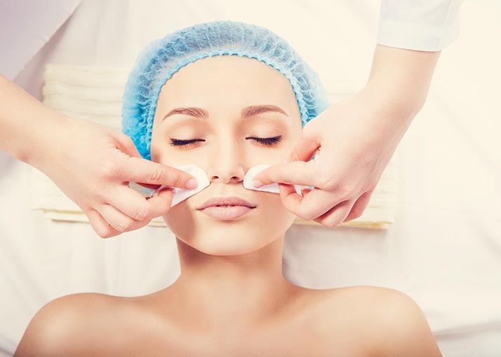 Tratamento facial com extração
