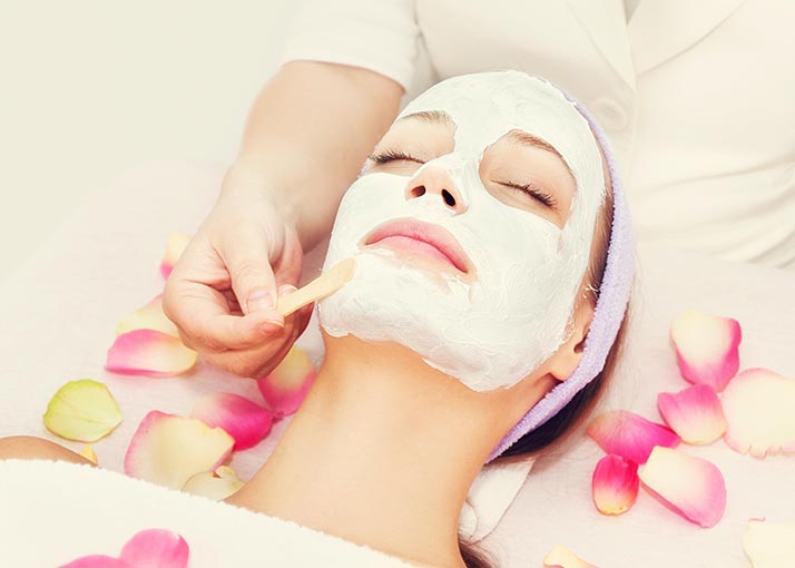 Tratamento facial para pele acneica